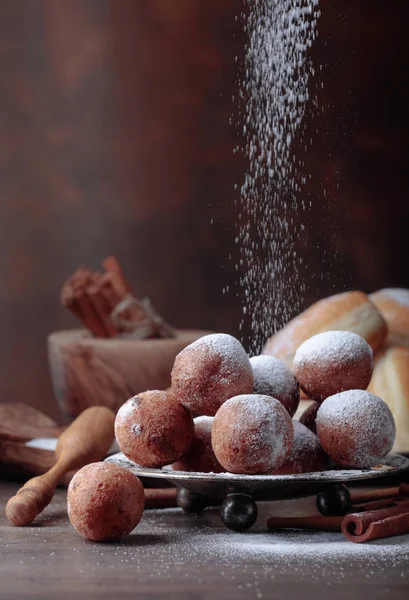 Donuts Sucrés Avec Bâtonnets Cannelle Poudre Sucre Sur Une Vieille — Photo