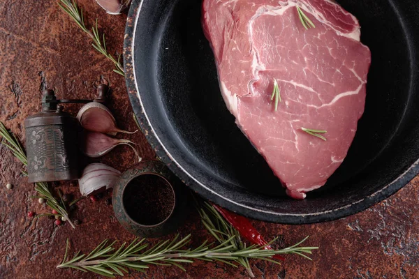 Rauwe Biefstuk Met Kruiden Specerijen Bovenaanzicht — Stockfoto