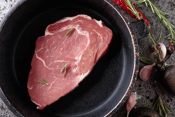 Rauwe Biefstuk Met Kruiden Specerijen Bovenaanzicht — Stockfoto