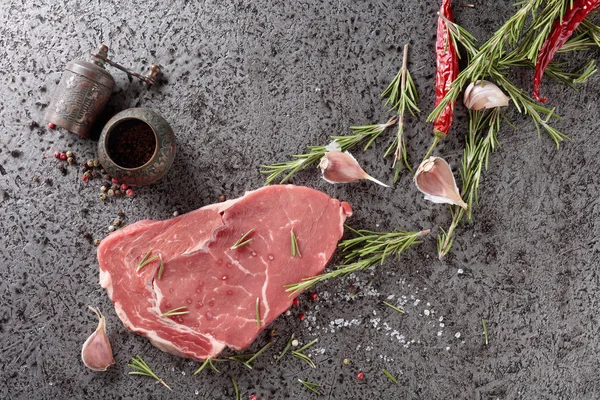 生の牛肉ステーキ スパイスとハーブ トップ ビュー — ストック写真