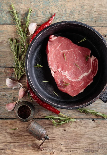 Rauwe Biefstuk Met Kruiden Specerijen Bovenaanzicht — Stockfoto