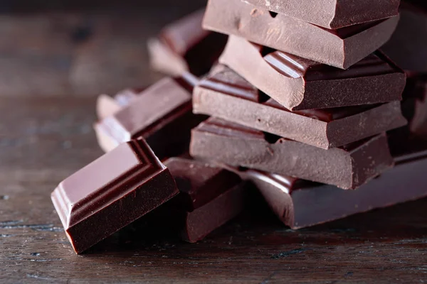 Pezzi Cioccolato Nero Rotti Vecchio Tavolo Legno — Foto Stock