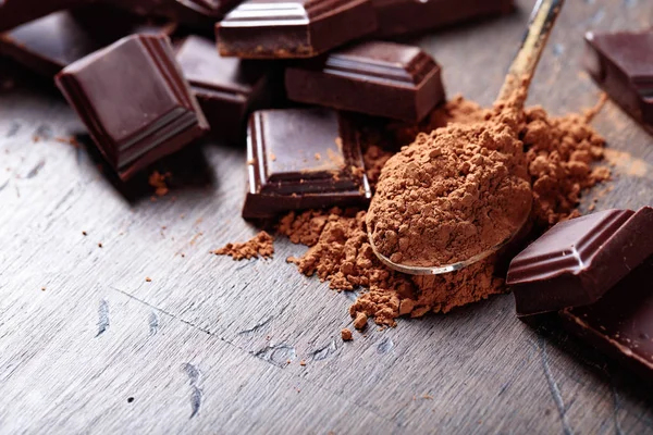 Morceaux Chocolat Cassés Poudre Cacao Dans Une Petite Cuillère Sur — Photo