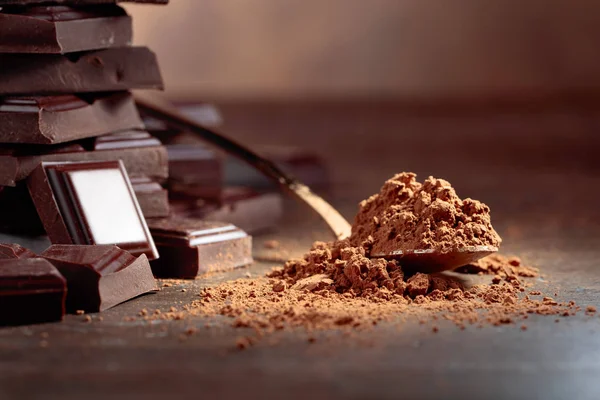 Pezzi Cioccolato Rotti Cacao Polvere Cucchiaino Tavolo Legno Copia Spazio — Foto Stock