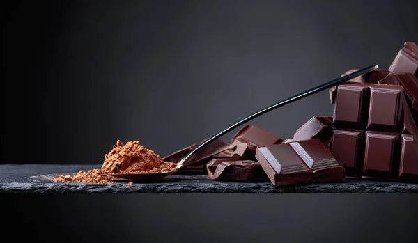Разбитые Кусочки Шоколада Порошок Какао Маленькой Ложке Черном Фоне Пространство — стоковое фото