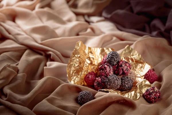 Различные Шоколадные Конфеты Золотой Фольге Бежевом Атласе — стоковое фото