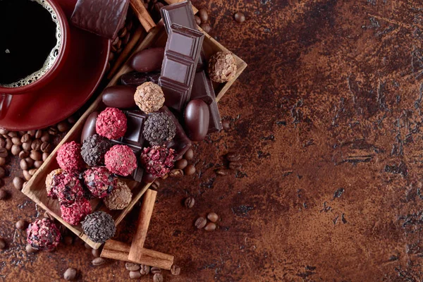 Různé Čokolády Šálek Černé Kávy Sladkosti Tyčinky Skořice Kávová Zrna — Stock fotografie