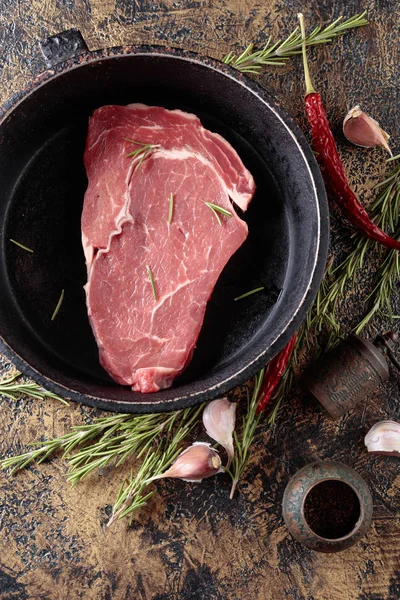 Rauwe Biefstuk Met Kruiden Specerijen Bovenaanzicht — Stockfoto