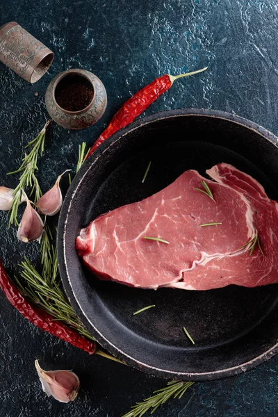 Baharat Otlar Ile Ham Sığır Eti Biftek Üstten Görünüm — Stok fotoğraf