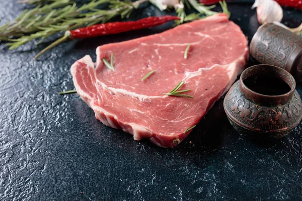 Rauwe Biefstuk Met Kruiden Specerijen — Stockfoto