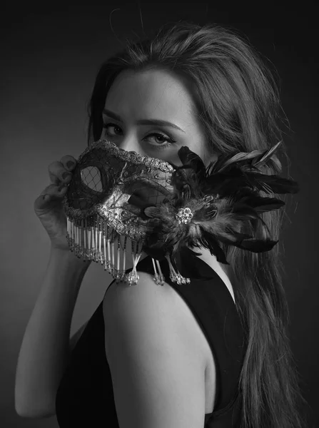 Красива Молода Жінка Чорній Сукні Карнавальною Маскою Чорно Біла Мода — стокове фото