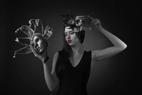 Belle Jeune Femme Robe Noire Avec Des Masques Carnaval Photo — Photo