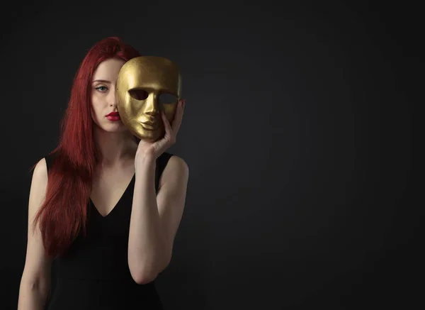 Young Beautiful Girl Indifferent Look Holds Gold Mask Her Hand — Stock Photo, Image