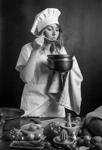 Giovane Bella Ragazza Uniforme Chef Con Vecchia Padella Ottone Cucchiaio — Foto Stock