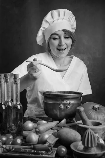 Jeune Belle Fille Dans Uniforme Chef Avec Une Vieille Casserole — Photo