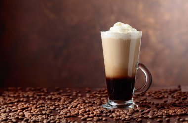 Kahve içecek bir kokteyl ile krem kahverengi bir arka plan üzerinde. Metniniz için kopya alanı.