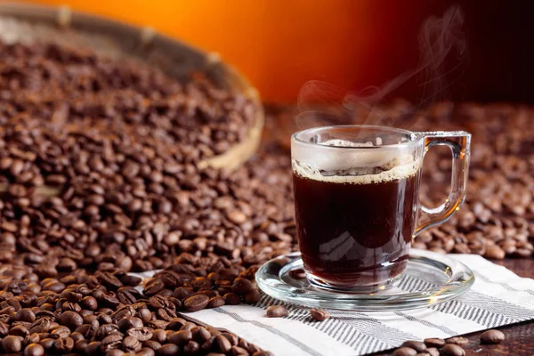 Espresso Kaffebryggare Kopp Med Kaffe Bönor Ett Brunt Bord — Stockfoto