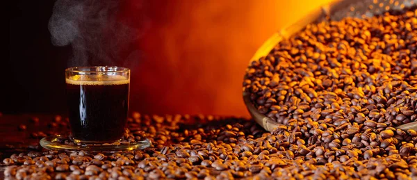 黒いテーブルの上のコーヒー豆でエスプレッソ コーヒー カップ — ストック写真