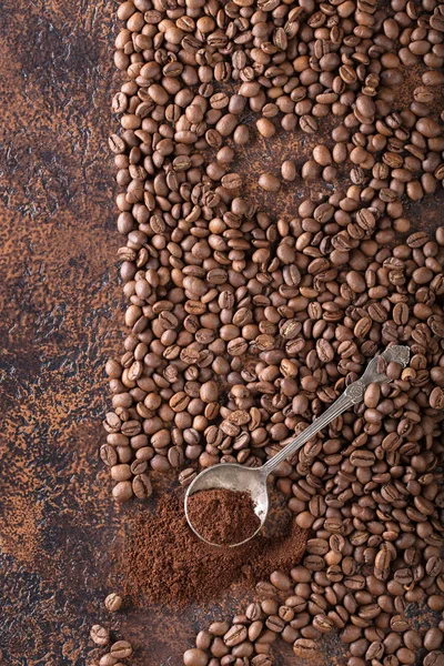 Schwarze Geröstete Kaffeekörner Und Gemahlener Kaffee Löffel Liegen Auf Einem — Stockfoto