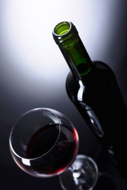 Cam ve şişe kırmızı şarap, metniniz için kopya alanı.