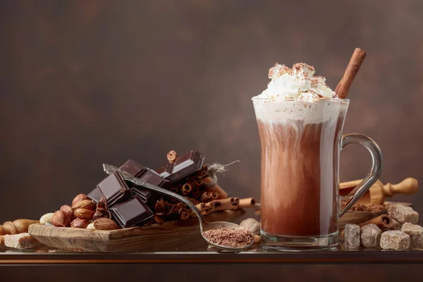 Horká Čokoláda Smetanou Skořice Kousky Čokolády Různé Koření Hnědé Pozadí — Stock fotografie