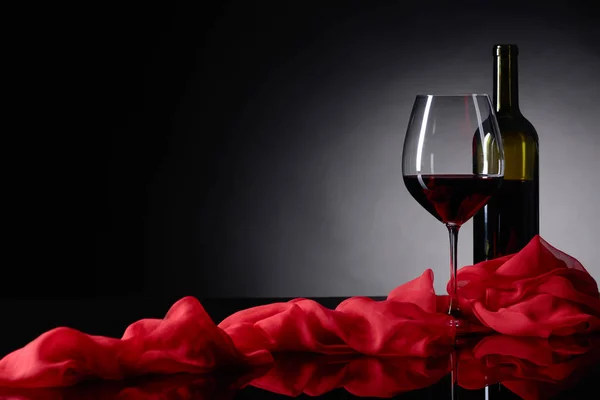 Glas Und Flasche Rotwein Auf Schwarzem Reflektierendem Hintergrund Kopierraum Für — Stockfoto