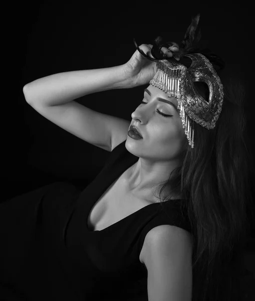 Vacker Kvinna Svart Klänning Med Carnival Mask Svart Och Vitt — Stockfoto
