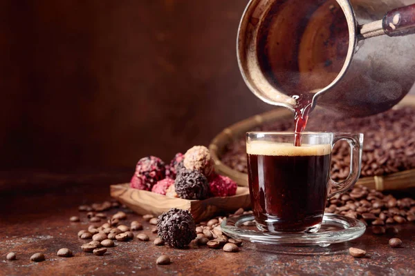 Siyah Kahve Bakır Kahve Makinesi Üzerinden Bir Küçük Cam Bardağa — Stok fotoğraf