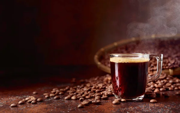 Café Negro Taza Pequeña Cristal Sobre Mesa Con Los Granos — Foto de Stock