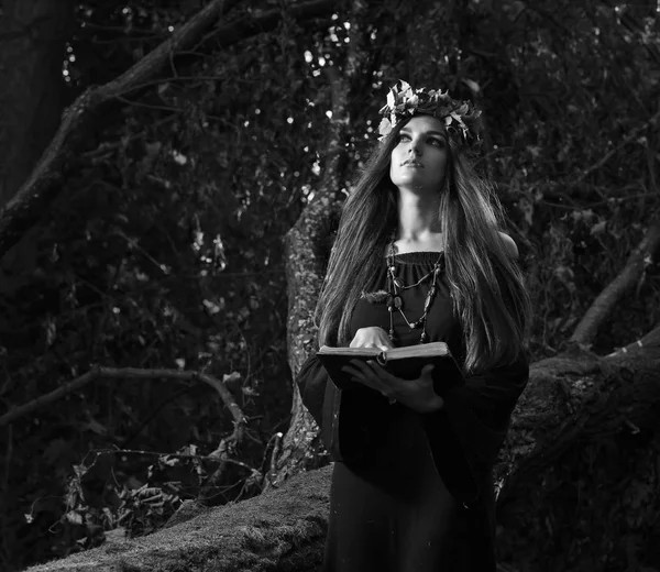 Belle Jeune Sorcière Halloween Portant Une Robe Gothique Vintage Tenant — Photo