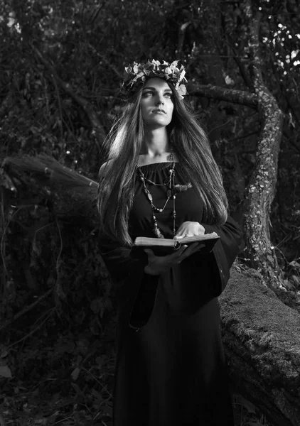Прекрасная Молодая Хэллоуинская Ведьма Винтажном Готическом Платье Волшебной Книгой Руках — стоковое фото