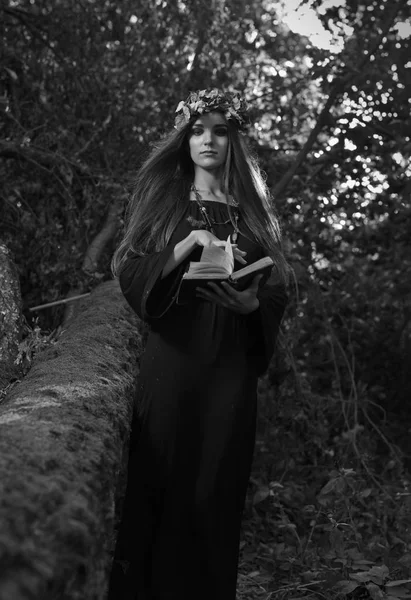 Bela Bruxa Jovem Halloween Vestindo Vestido Gótico Vintage Segurando Livro — Fotografia de Stock