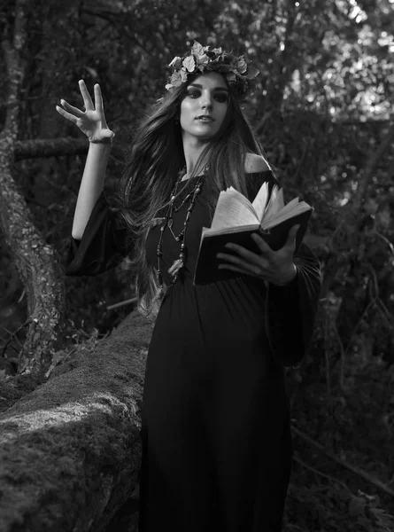 Bela Bruxa Jovem Halloween Vestindo Vestido Gótico Vintage Segurando Livro — Fotografia de Stock