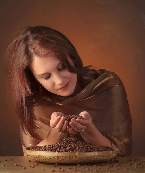 Detailní Portrét Hezká Dívka Drží Horkých Pražených Kávových Zrn Rukou — Stock fotografie