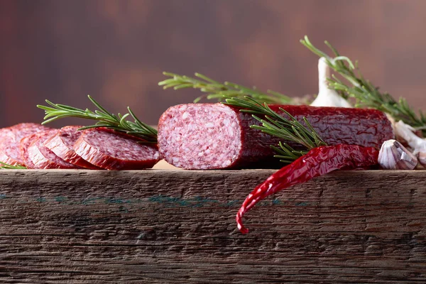 Salame Affumicato Vecchio Tavolo Legno Salsicce Con Rosmarino Aglio Pepe — Foto Stock