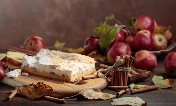新鲜出炉的美味经典美国苹果派 老木桌上的苹果 肉桂棒和厨房用具 — 图库照片