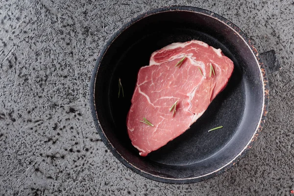 Rauwe Biefstuk Met Kruiden Specerijen Bovenaanzicht — Stockfoto