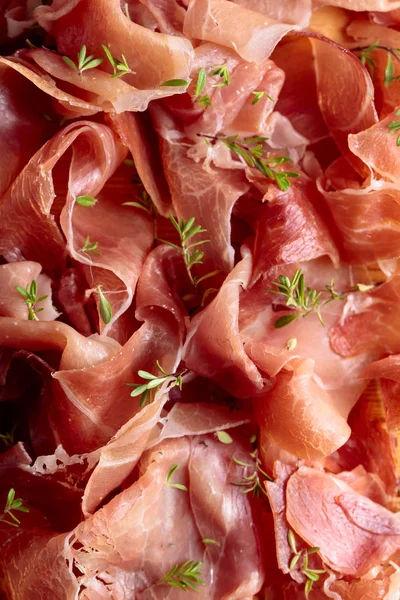 Włoskiego Prosciutto Crudo Lub Jamon Tymiankiem Widok Góry — Zdjęcie stockowe