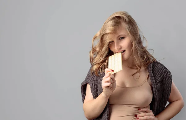 Beyaz Çikolata Yeme Mutlu Genç Güzel Kadın Eğleniyor Gri Arka — Stok fotoğraf