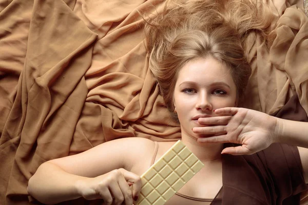 Gelukkig Mooie Jongedame Witte Chocolade Eten Jonge Blonde Met Natuurlijke — Stockfoto