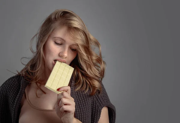 Triste Joven Hermosa Mujer Comiendo Chocolate Blanco Joven Rubia Con —  Fotos de Stock