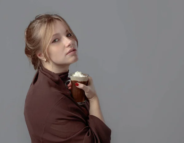 Triste Jovem Mulher Bonita Com Caneca Chocolate Quente Loira Jovem — Fotografia de Stock