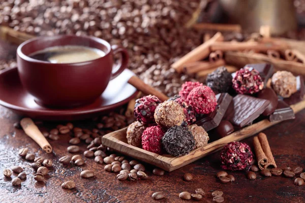 Verschiedene Pralinen Und Eine Tasse Schwarzen Kaffee Süßigkeiten Mit Zimtstangen — Stockfoto