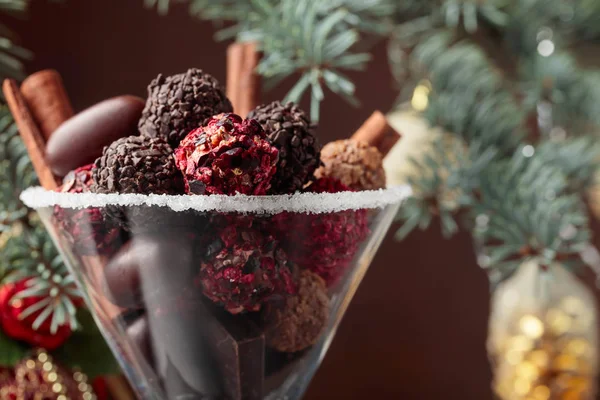 Assortiment Bonbons Chocolat Fin Gobelet Décoration Noël Avec Bâtonnets Cannelle — Photo