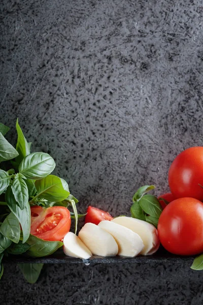 Mozzarella Con Albahaca Tomates Sobre Fondo Antigua Pared Gris Copia — Foto de Stock