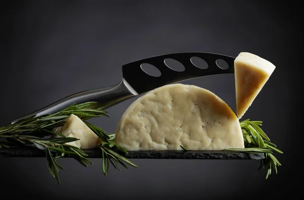 羊のローズマリーと黒の背景上にナイフでチーズします — ストック写真