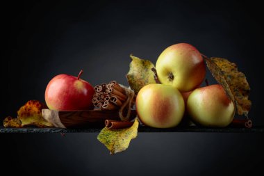 Sulu elma ve tarçın siyah bir arka plan kopya alanı.