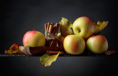 Sulu elma ve tarçın siyah bir arka plan kopya alanı.