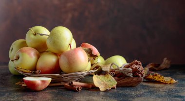 Sulu elma ve tarçın kahverengi bir arka plan kopya alanı üzerinde.