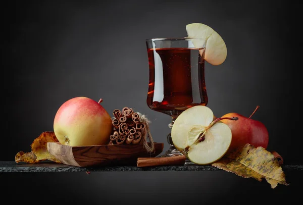 一杯苹果汁或苹果酒与多汁的苹果和肉桂棒在黑色背景 复制空间 — 图库照片